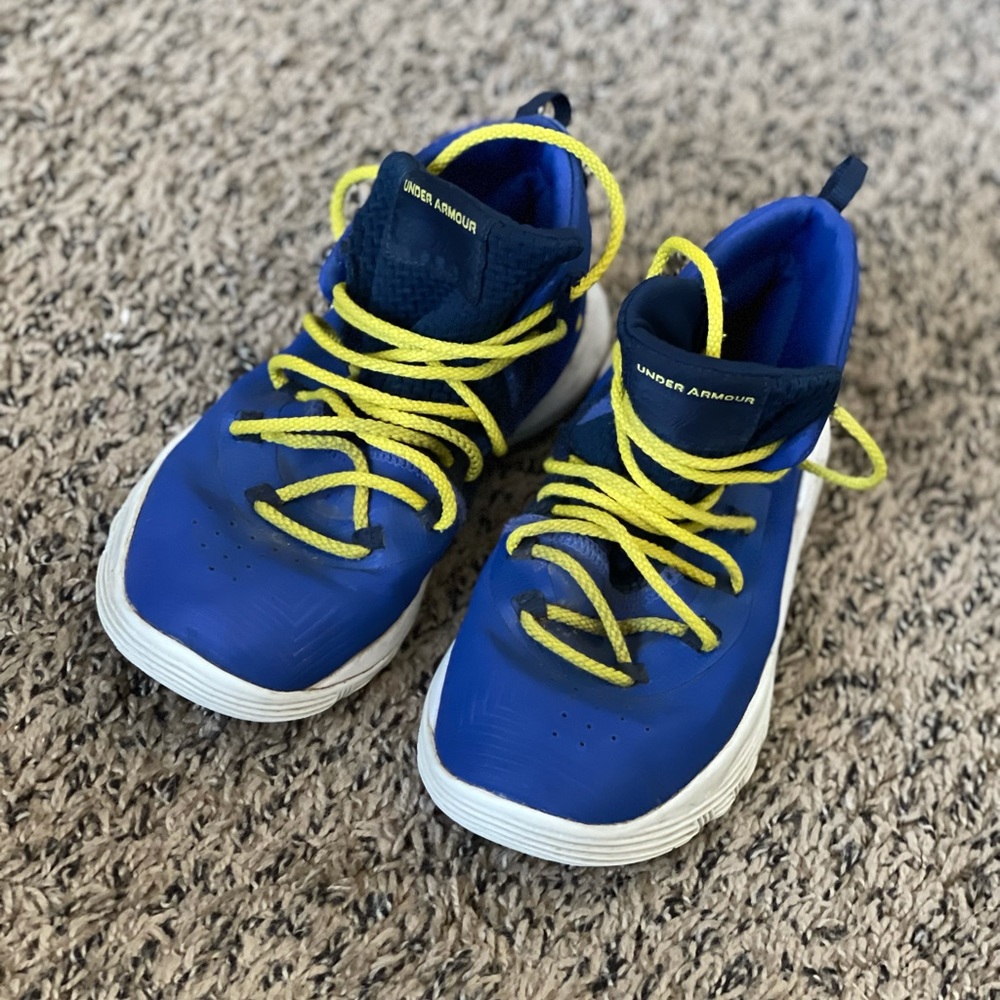 Under Armour 3y shoes